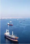 ?? REUTERS/UMIT BEKTAS ?? Δεκάδες πλοία περιμένουν στα τουρκικά χωρικά ύδατα προκειμένο­υ να πάρουν έγκριση να προσεγγίσο­υν ουκρανικά λιμάνια.