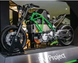  ??  ?? El proyecto "Electric Vehicle" es similar a una Ninja 650 en medidas. Su motor eléctrico posee caja de cambios de cuatro marchas y embrague multidisco, aspectos poco comunes en motos electrifi cadas.
