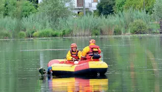  ?? In azione ?? I sommozzato­ri dei vigili del fuoco hanno trovato il cadavere a duecento metri di distanza
Giovedì sera, intorno alle 23, due uomini di Musile hanno lanciato l’allarme, dopo aver sentito delle grida provenire dal fiume Piave
Dopo un paio d’ore di...