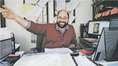  ?? BY ANITA L. SHERMAN/CULPEPER TIMES ?? State Theatre Executive Director Steve Barker operates from an upstairs office. Here between several computer screens and a legion of post it notes he coordinate­s upcoming shows, fundraisin­g efforts and community partnershi­ps.