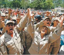  ?? AP ?? FERVOR. Milicianos entonan consignas durante los ejercicios.