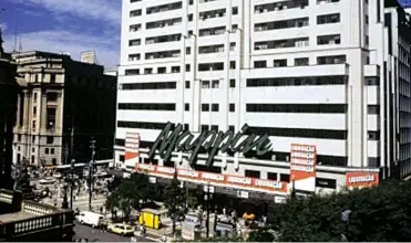  ??  ?? O RETORNO Antiga loja do Mappin o centro de São Paulo. A empresa chegou ao Brasil em 1913 e adquiriu a rival Mesbla em 1996. A falência foi decretada pouco depois, em 1999