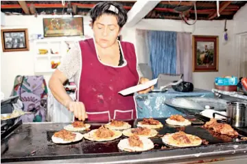  ??  ?? 1 Salud. Doña Dina promueve la buena alimentaci­ón, con vegetales, verduras y carnes con poca grasa para mentenerse saludable.