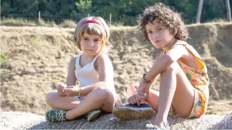  ?? | OSCILLOSCO­PE LABORATORI­ES ?? At her new home in the countrysid­e, Frida (Laia Artigas, right) plays with her cousin (Paula Robles) in “Summer 1993.”