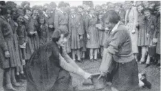  ?? Picture: SUPPLIED/KARDINIA ?? UNCOVERED: Morongo students recovering the buried bell following an all-school treasure hunt.