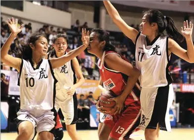  ?? DIPTA WAHYU/JAWA POS ?? NGOTOT: Center DBL All-Star 2016 Ummil Asmi dihadang para pemain SMK Bandar Utama 3 Damansara, Malaysia, pada laga Honda DBL Internatio­nal Challenge 2016 di DBL Arena Surabaya, kemarin. DBL All-Star menang telak 86-19. court press defense. leading...