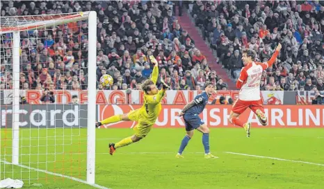  ?? FOTO: EDUARD MARTIN/IMAGO ?? Per Kopf ins Glück: Mit seinem Treffer zum 2:0 brachte Thomas Müller der Bayern im Achtelfina­le erstmals in Front.