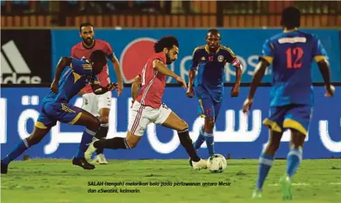  ??  ?? SALAH (tengah) melarikan bola pada perlawanan antara Mesir dan eSwatini, kelmarin.