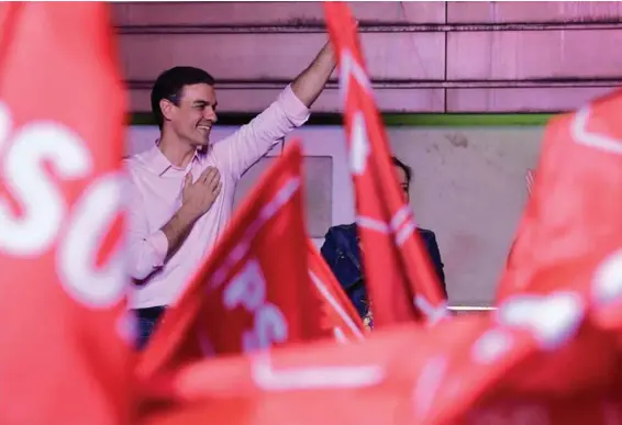  ?? AFP ?? Sánchez durante la celebració­n de su victoria en las elecciones de este domingo.