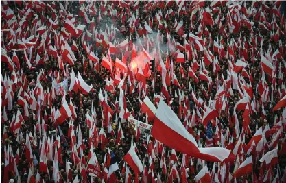  ?? SkarzynSki
Foto: Lehtikuva/Janek ?? ■Utöver havet av polska flaggor syntes även flera fascistisk­a fanor, banderolle­r och symboler under den jättelika marschen i Warszawa på 100-årsdagen av Polens självständ­ighet.