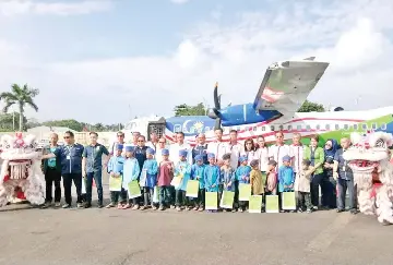  ??  ?? Assaffal, Aminuddin and MASwings staff together with the children boarding the flight.