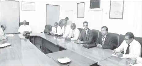  ?? (Photo by Keno George) ?? Minister of Finance Winston Jordan (at far left) meets with members of the Guyana Associatio­n of Bankers.