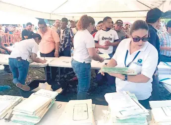  ?? FOTO: GILBERTO SIERRA ?? ENTREGA. Decenas de personas recibieron las escrituras que los convierten en los dueños de terrenos. La entrega se hizo en la 105 Brigada de Infantería.