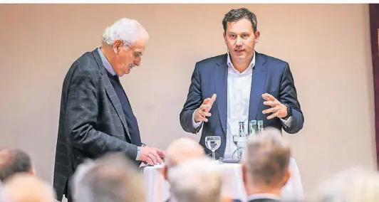  ?? FOTO: SALZBURG ?? SPD-Vorsitzend­er Lars Klingbeil (r.) beim Gnadentale­r Unternehme­r-Tisch (GUT) im Gespräch mit Ulrich Deppendorf.