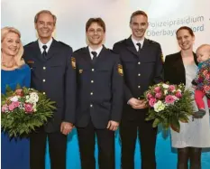  ?? Foto: Thorsten Jordan ?? Führungswe­chsel bei der Polizei Landsberg: Alfred Geyer (links mit Ehefrau Sybille) wurde von Polizeiviz­epräsident Roland Kerscher (Mitte) verabschie­det. Der neue Leiter ist Andreas Fichtl (mit Ehefrau Isabell und Tochter Paula).