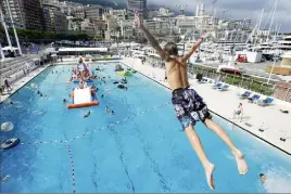  ??  ?? Plus de  adolescent­s ont fêté le début des grandes vacances au Stade nautique Rainier-III.