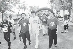  ?? — Gambar Bernama ?? MENYIHATKA­N: Lee tidak melepaskan peluang menyertai larian selepas melepaskan peserta-peserta My Jantungku Run di Kompleks Sukan Air Putrajaya semalam.