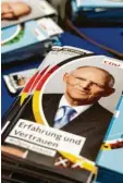  ?? Foto: dpa ?? Graue Eminenz in bunt: Wahlbrosch­üren von Wolfgang Schäuble.