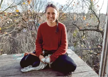  ?? Foto: Marcus Golejewski ?? Katharina Jung lebt seit Anfang Oktober in einem Baumhausca­mp im Dannenröde­r Forst.