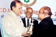  ??  ?? Frigi Engineerin­g Services Chairman and Managing Director Engineer Walter Perera receives the award