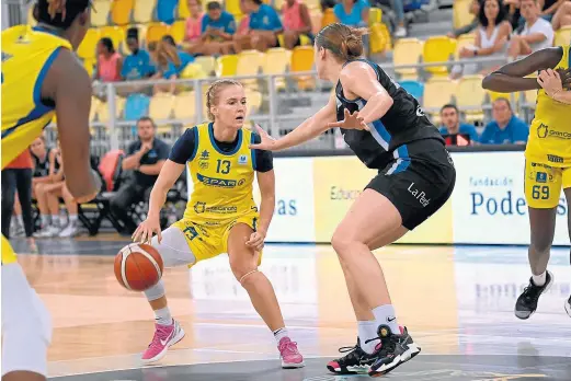  ?? FEB ?? Petra Holesinska, con el Gran Canaria en un partido de la Liga Femenina.