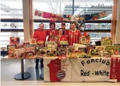  ?? Foto: Rudi Tausend, Bayern Fanclub ?? Reich bestückt war der Gabentisch, den die „Red White Glammhogga“für die Kinder auf der Krebsstati­on aufgebaut hatten: (von links) Stefan Bobinger, Simone Helmert, Angelika Fuß, Bayern Rudi und Manuel Tausend.