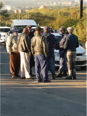  ??  ?? Police and taxi associatio­n members meet during last week’s blockade of the road to the University of Mpumalanga.