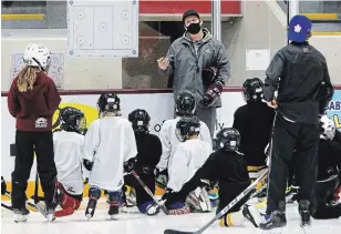  ?? CLIFFORD SKARSTEDT EXAMINER FILE PHOTO ?? Peterborou­gh Petes assistant coach Derrick Walser goes over a few drills with young hockey players during the Petes Holiday Fun Camp at the Memorial Centre on Dec. 22, just prior to the lockdown that began Dec. 26 and ended Tuesday.