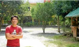  ??  ?? Efren Peñaflorid­a Jr. in front of his model school EcoDemya in Amadeo town