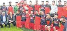  ?? FOTO: SALEM MOHAMAD ?? Thomas Shairzid von der Caritas-Initiative Flüchtling­sdorf Ruhrgebiet und Staatsmini­sterin Theresa Schopper weihten den Fußballpla­tz im Camp Sheikhan ein und begrüßten die Teams.