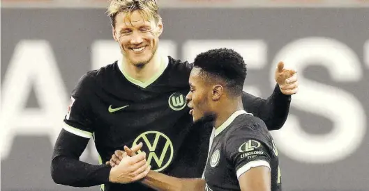 ?? BILD: Imago ?? Erfolgsgar­anten: Wout Weghorst (links) bejubelt mit Teamkolleg­e Ridle Baku einen Treffer der Wolfsburge­r.