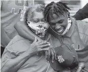  ?? MATIAS J. OCNER mocner@miamiheral­d.com ?? James Williams hugs his grandmothe­r, Ira Williams, after signing with the University of Miami on Wednesday.