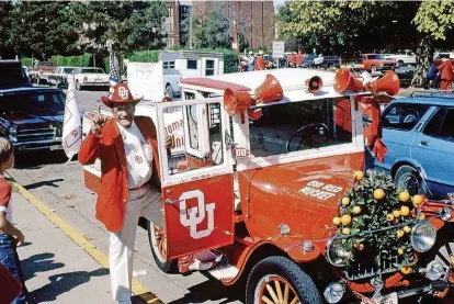  ?? [THE OKLAHOMAN ARCHIVES] ?? Cecil Samara, legendary OU football fan, drove the Big Red Rocket to many a football game as seen in this 1980 photo taken in Norman.