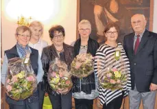  ?? FOTO: MARTIN ?? Bekamen von Siegfried Genal für ihre (Mit-) Arbeit in der Heimatstub­e Blumen überreicht : Anneliese Maier, Cilly Huber, Elfriede Lakus, Erika Sigrüner und Monika Dobler (von links).