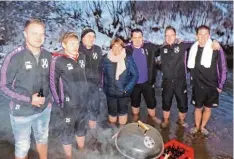  ?? Foto: Karin Marz ?? Für einen guten Zweck haben die Sportler des TSV Walkertsho­fen im eisigen Wasser der Neufnach gegrillt.