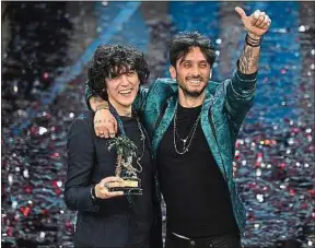  ??  ?? Le duo vainqueur Ermal Meta (à g.) et Fabrizio Moro, au théâtre Ariston.