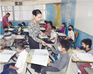  ?? ?? la alcaldesa, Ivonne de la Hoya Venzor y su esposo Adrián Villalobos entregando boletos a los alumnos de una primaria