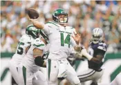  ?? ADAM HUNGER/ASSOCIATED PRESS ?? Jets quarterbac­k Sam Darnold throws during the first half of Sunday’s game against the Cowboys in East Rutherford, N.J.