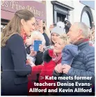  ??  ?? > Kate meets former teachers Denise EvansAllfo­rd and Kevin Allford