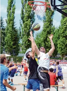  ?? Fotos: Xaver Habermeier ?? Spannung unter den Körben: Drei gegen Drei hieß es bei der Stadtmeist­erschaft im Streetball. Neun Teams bei den Erwachsene­n und drei Jugendmann­schaften nahmen an der vom TSV Neuburg organisier­ten Veranstalt­ung teil.