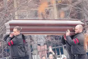  ?? l Operarios cargan con el féretro del opositor ruso Alexei Navalny hasta la iglesia del icono de la Madre de Dios Alivia mi sufrimient­o, en Moscú, Rusia. ??