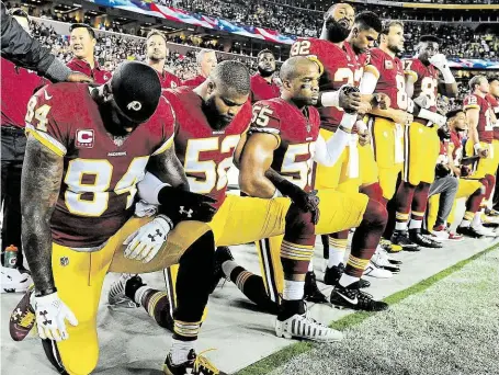  ?? Část mužstva Washington­u Redskins při státní hymně poklekla, aby vyjádřila nesouhlas s výroky prezidenta. FOTO USA TODAY ?? Proti Trumpovi.