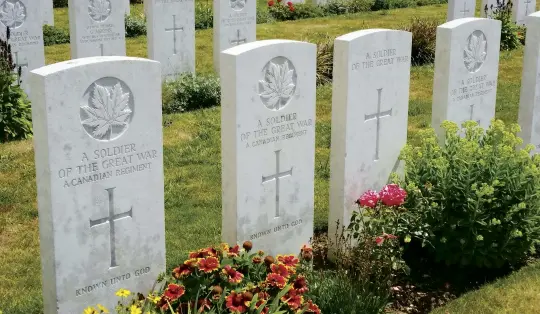  ??  ?? Above: Gravestone­s of unknown Canadian soldiers at the Vimy Memorial site in France.