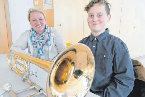  ?? FOTO: RUP ?? Die Posaune ist das Familienin­strument: Marco Stocker mit seiner Mutter Susanne nach seinem Vorspiel in der Musikschul­e Friedrichs­hafen.