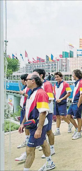  ?? Ciutat global ?? Integrants de la delegació espanyola a l’acte d’hissar la bandera a la vila olímpica, que es feia quan arribaven els atletes de cada país