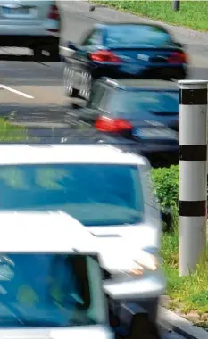  ?? Symbolfoto: dpa ?? Auf den Straßen geht es zuweilen ruppig zu. Vor allem dann, wenn es einigen Autofahrer­n zu langsam vorangeht.