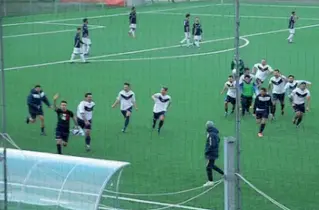  ??  ?? Sul campo L’esultanza di Luppi dopo il gol del 2 a 1 allo scadere nella partita di domenica del campionato di seconda categoria in casa del Marzabotto