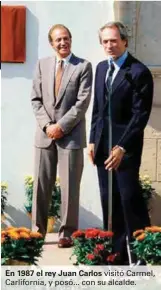  ??  ?? En 1987 el rey Juan Carlos visitó Carmel, Carliforni­a, y posó... con su alcalde.