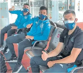  ?? PRENSA RACING ?? En viaje. Los jugadores esperan el vuelo rumbo a Lima.