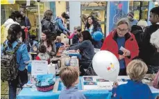  ?? FOTO: ?? Kinder stehen Schlange beim Unicef-Stand bei „Ravensburg spielt“.